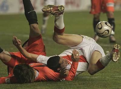 El sevillista Aitor Ocio y el rayista Mauri, por los suelos.