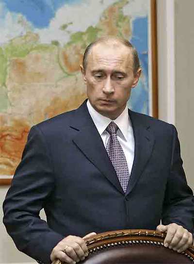 Putin, delante de un mapa de Rusia, en una reunión celebrada ayer en Moscú.