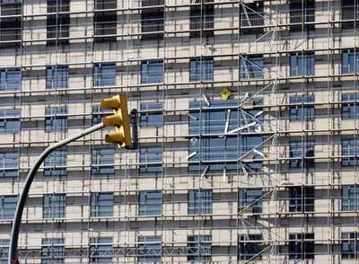El reloj del hotel Plaza, de la plaza de Espanya, parapetado por la trama de andamios.