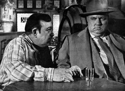 Orson Welles, a la derecha, en  Sed de mal. 