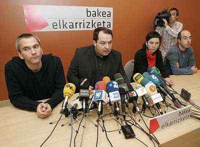 De izquierda a derecha: Joseba Permach, Pernando Barrena, Joana Regueiro e Imanol Iparragirre.