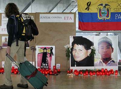 Altar de homenaje a los dos jóvenes ecuatorianos asesinados por ETA en la T-4 de Barajas.