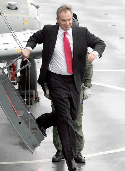 Tony Blair, ayer a su llegada al buque  Albion. 
