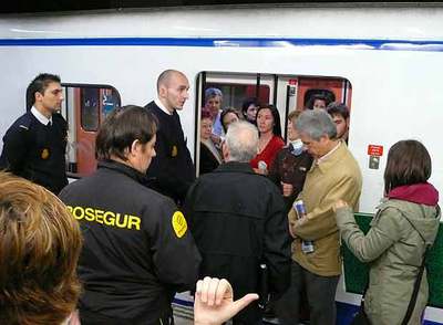 Algunos de los pasajeros que ayer se negaron a bajarse de los vagones hablan con los agentes.