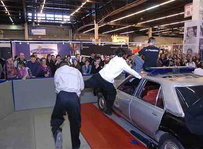 Un grupo de actores de efectos especiales en el Salon du Cinéma de París.