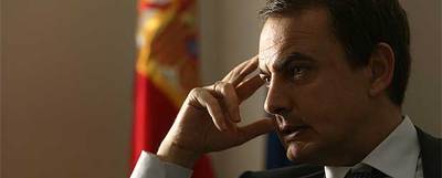 El presidente del Gobierno, José Luis Rodríguez Zapatero, en un momento de la entrevista, celebrada el viernes pasado en La Moncloa.