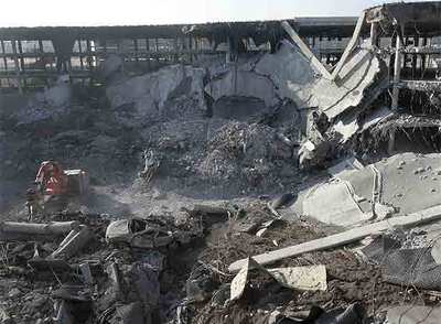 Trabajos de desescombro en la Terminal 4 del aeropuerto de Barajas el pasado 7 de enero.