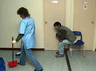 Instalaciones del albergue para personas sin techo situado en el polígono industrial de Pueblo de Vallecas, en Madrid.