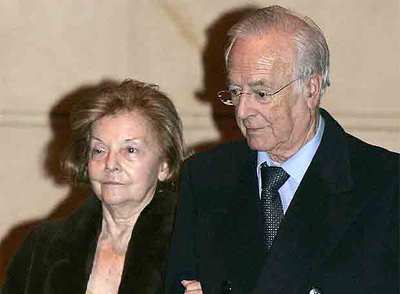 Isabelita Perón abandona la Audiencia Nacional, en la noche del viernes, tras ser decretada su libertad provisional.