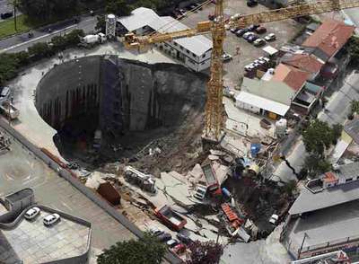 Vista aérea del socavón abierto junto a unas obras del metro en São Paulo.