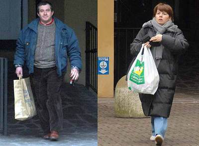 Olindo Romano, a la izquierda, y su mujer, Rosa Bazzi, el pasado lunes en Erba, antes de que confesaran su delito.