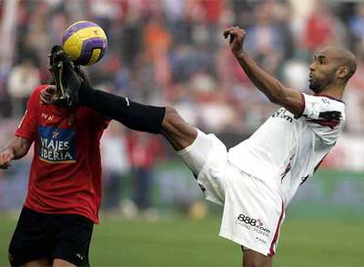 Kanouté levanta la bota a la altura de la cara del mallorquinista Navarro.