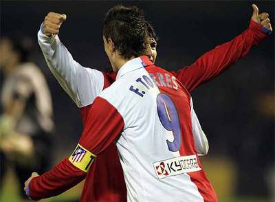 Agüero, tras marcar el tercer gol del Atlético, se abraza a Fernando Torres.