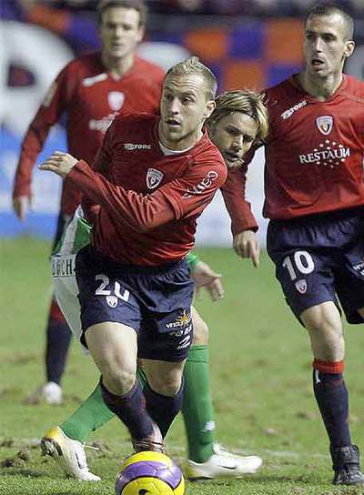 Juanlu inicia una jugada tras desbordar a Sobis.