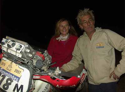 Anne-Charlotte Tilliette y su padre, Gérard, junto a sus motos.