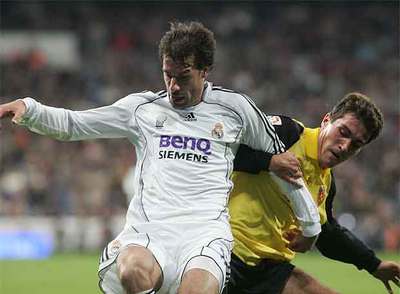 Van Nistelrooy, en pugna con Sergio.