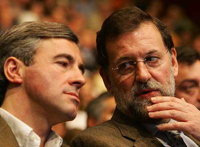 Mariano Rajoy (derecha) y Ángel Acebes, en el acto de presentación de los candidatos del PP por Madrid.