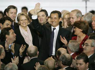 Nicolas Sarkozy saluda en el congreso del partido ayer en París. A la izquierda, la ministra de Defensa, Michèle Alliot-Marie.