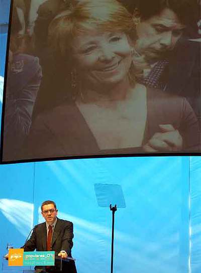 Alberto Ruiz-Gallardón, durante su presentación y la de Esperanza Aguirre (en la pantalla) como candidatos.