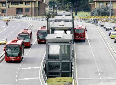 Los autobuses de TransMilenio circulan por una de las  troncales  (carriles reservados) de Bogotá.