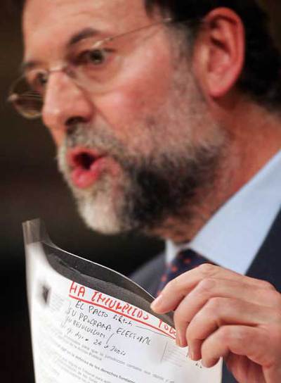 Rajoy sujeta un papel con anotaciones manuscritas. 