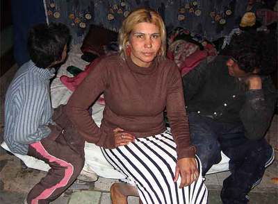 De izquierda a derecha,  El Samurái,  Esmeralda y su hijo Toño, en la chabola del poblado de La Jungla.