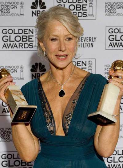 Helen Mirren posa con sus dos Globos de Oro como mejor actriz por  The Queen  y  Elizabeth I. 