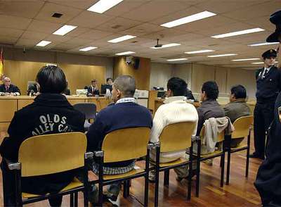 Los cinco acusados de agredir a los   latin kings   y de pertenecer a la banda de los Ñetas, durante el juicio en la Audiencia Provincial de Madrid.