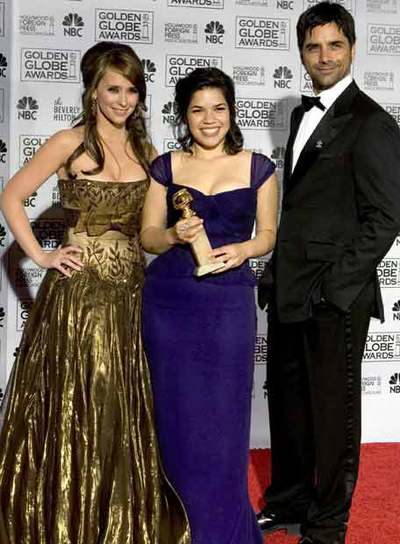 America Ferrara sostiene su Globo de Oro por  Ugly Betty , acompañada de Jennifer Love Hewitt y John Stamos.