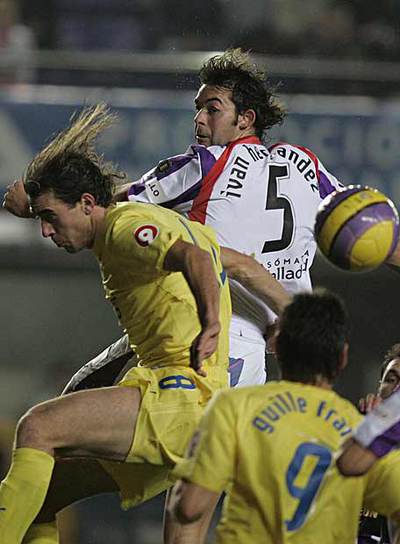 Juan Hernández lucha por la pelota con Somoza.