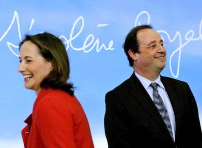 Ségolène Royal pasa ante su compañero sentimental y primer secretario del Partido Socialista, François Hollande, hace dos semanas, en París.