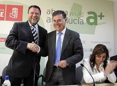 Monteseirín (izquierda) y Viera se saludan en la reunión de ayer de la ejecutiva socialista de Sevilla.
