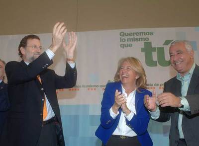 Mariano Rajoy, durante un almuerzo-mitin en Marbella, en presencia de Ángeles Muñoz y Javier Arenas.