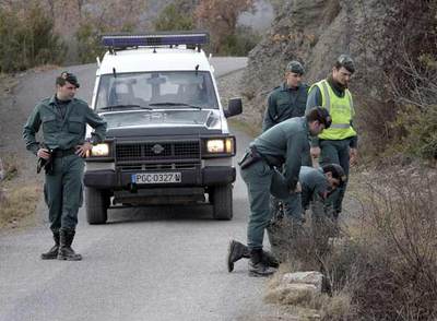 Agentes de la Guardia Civil, durante el rastreo que efectuaron ayer en la carretera hacia Fago.