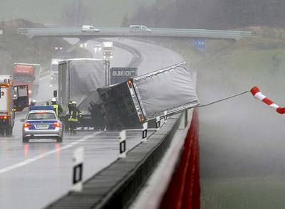 Equipos de rescate intentan asegurar un camión volcado en Ilmenau (Alemania) por los fuertes vientos.