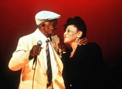 Ibrahim Ferrer y Omara Portuondo, en una escena de  Buena Vista Social Club.  