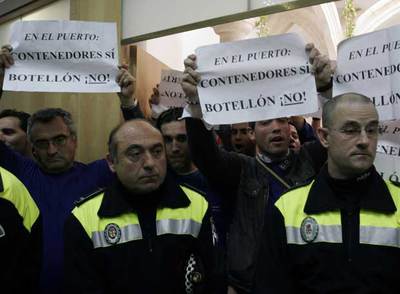 Trabajadores del puerto de Almería protestan ayer contra la propuesta sobre la ubicación del   botellón.  