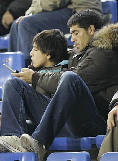 Riquelme, en la grada junto a uno de sus hijos.