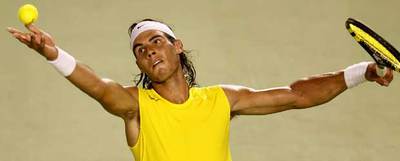 Rafa Nadal sacando en su partido contra el alemán Phillipp Kohlschreiber.