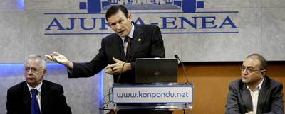 El  lehendakari,  Juan José Ibarretxe, flanqueado por los consejeros Joseba Azkarraga (izquierda) y Javier Madrazo, ayer en Vitoria.