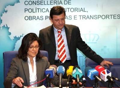 Caride y el director general de Urbanismo, antes de anunciar la resolución de la consellería.