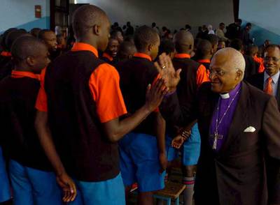 El arzobispo Desmod Tutu saluda a un alumno ayer en Nairobi, donde asistirá al Foro Social Mundial.