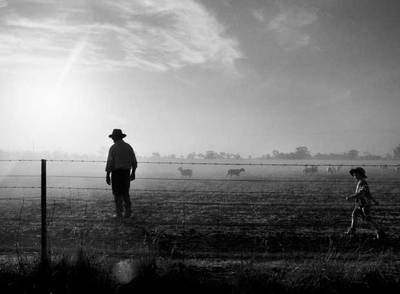 Clem Hodges y su nieto Jeremy, en uno de sus campos agostados.