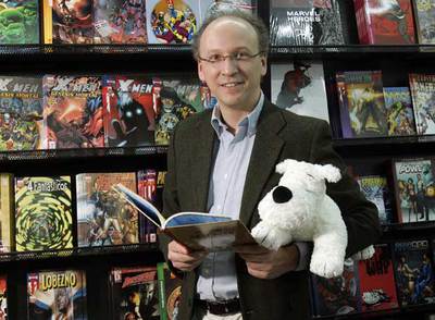 Gabriel Elorriaga hace un alto en el camino, mientras pasea con  Milú,  el perro de Tintin, para empaparse de una de sus aventuras.