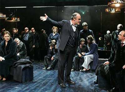 Escena de  Un enemigo del pueblo,  de Ibsen, durante un ensayo en el teatro Valle-Inclán de Madrid.