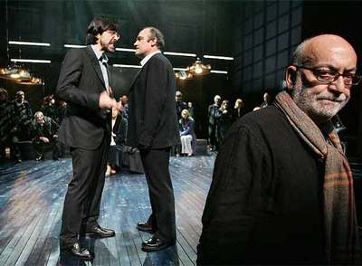 Ensayo de  Un enemigo del pueblo.  A la derecha, Gerardo Vera.