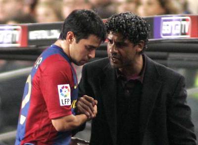 Saviola es felicitado por Frank Rijkaard al retirarse tras ordenar el técnico del Barça que le sustituyera Gudjohnsen.