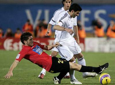 Héctor trata de cortar la internada de y Reyes.