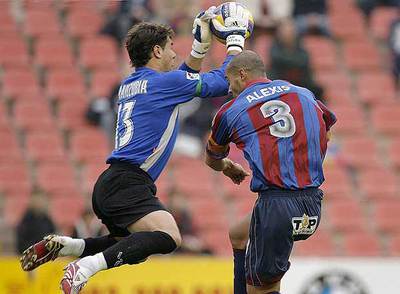 Alexis trata de cabecear el balón, que detiene Aranzubia.