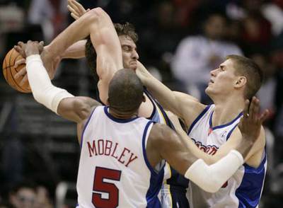 Mobley y Paul Davis intentan arrebatar el balón a Pau Gasol.